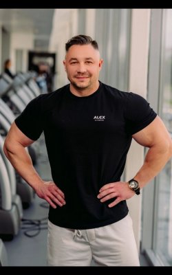 Инструктор тренажерного зала Евгений Игнатьев