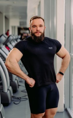 Инструктор тренажерного зала Петр Иванов 
