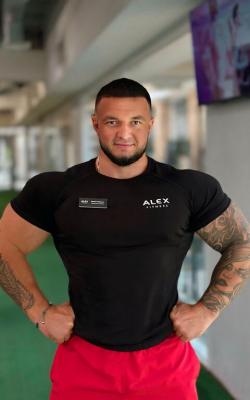 Инструктор тренажерного зала Ламин Максим